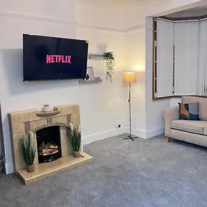  Holiday home Spacious 3 Bed Flat - Nearby - No Pets
