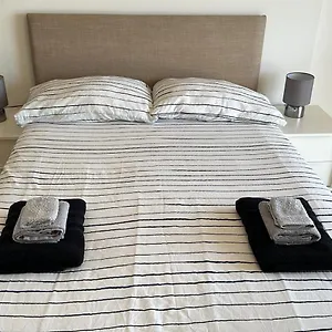 Apartment Modern 2 Bed Flat With Balcony